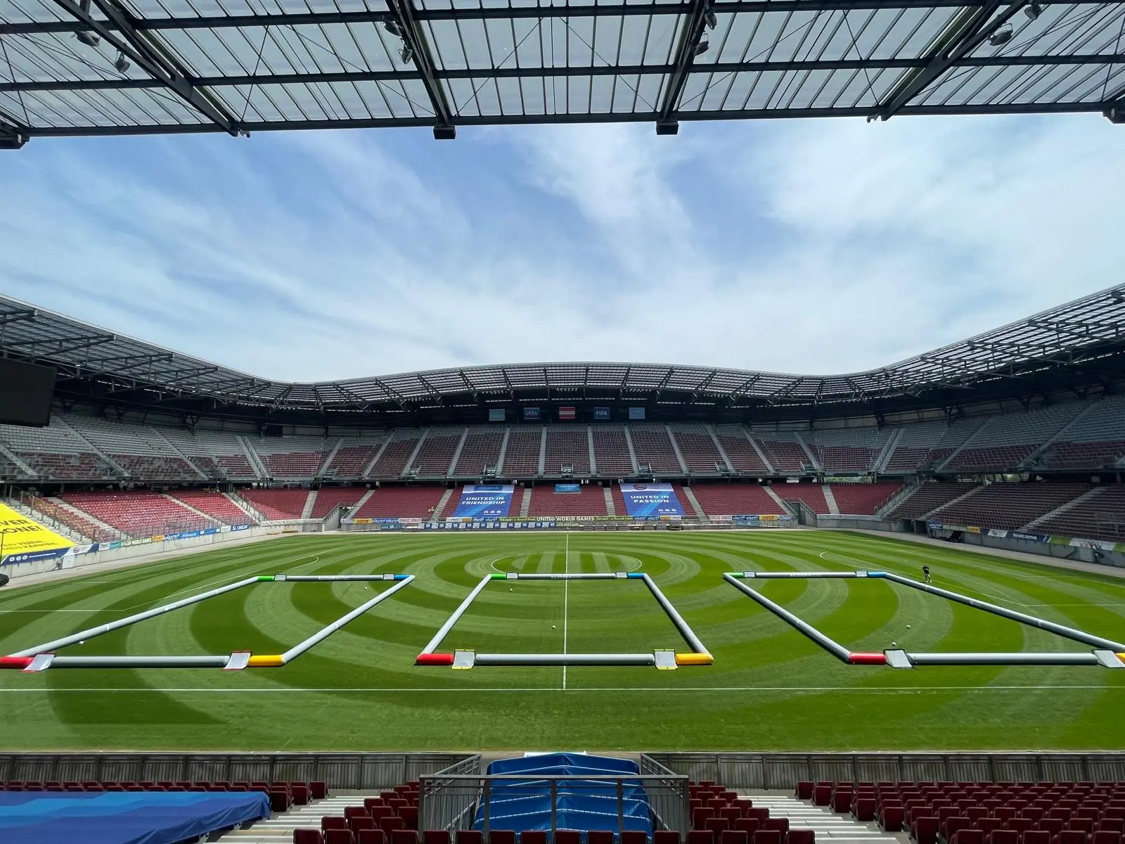 Mini-Arena 15 × 11 m im Aufbau